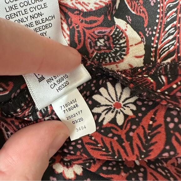 Maurices Black Red & White Floral Button Down Short Sleeve Blouse Size XS NEW - Picture 6 of 8